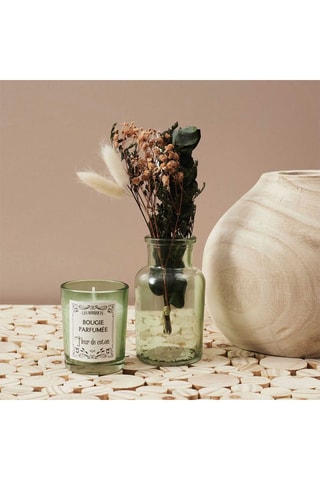 Vela perfumada e flores secas  Modelo aleatório