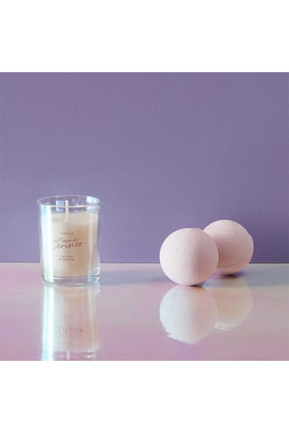 Vela perfumada e 2 bolas de banho