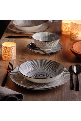 4 assiettes plates en porcelaine - 26,8 cm