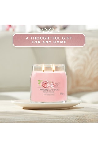 Bougie parfumée jarre moyen modèle Signature - Roses fraîchement coupées