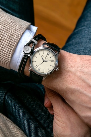 Coffret montre à quartz en plaqué ion argent et cuir et bracelet en cuir Geneva