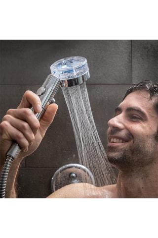 Eco-douche avec une hélice à pression et un filtre purificateur