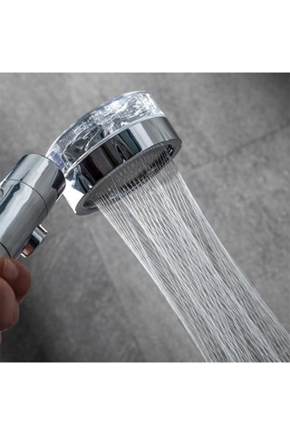 Eco-douche avec une hélice à pression et un filtre purificateur