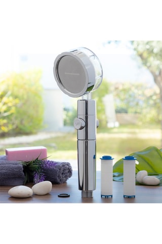 Eco-douche avec une hélice à pression et un filtre purificateur