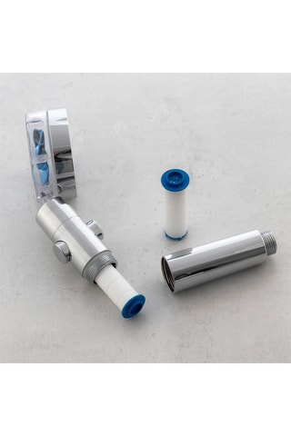 Eco-douche avec une hélice à pression et un filtre purificateur