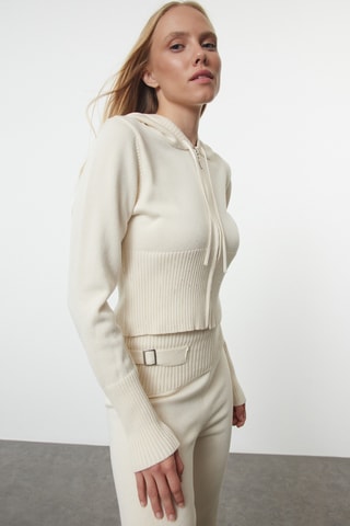 Casaco de malha e calças Bege