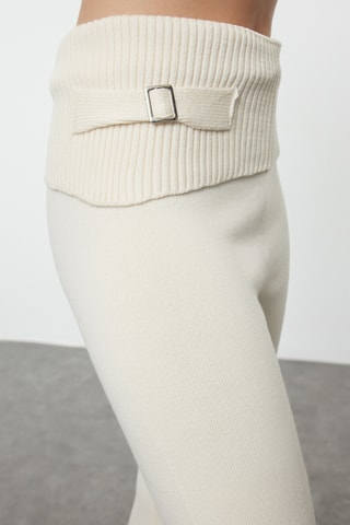 Casaco de malha e calças Bege