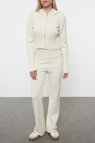 Casaco de malha e calças Bege