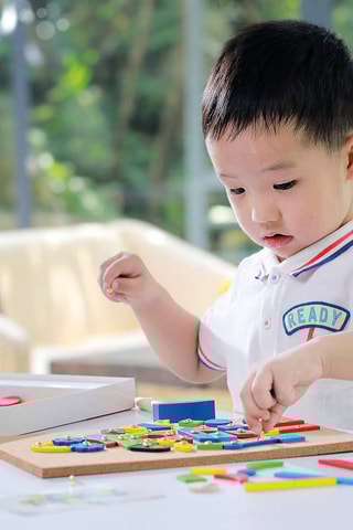 Conjunto de formas em madeira robô e foguetão espacial - A partir de 3 anos