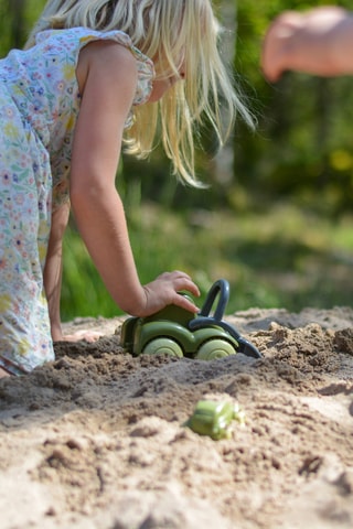 Trator escavadora - A partir de 1 ano