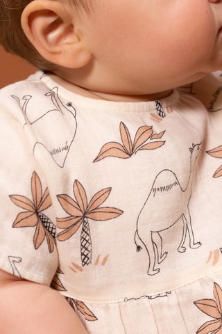 Robe à manches courtes. Beige