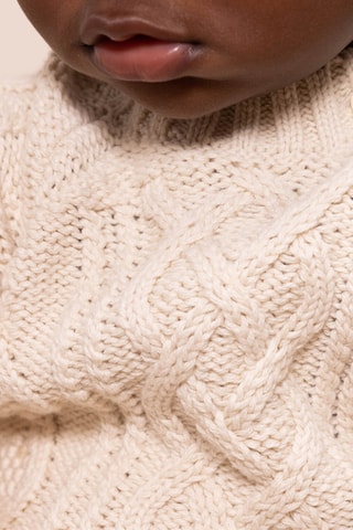 Pull à manches longues. Blanc