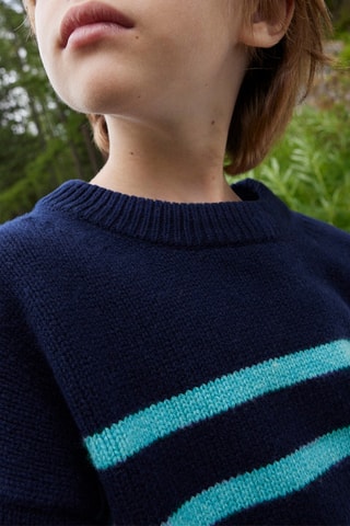 Pull en laine mélangée à manches longues. 
Bleu