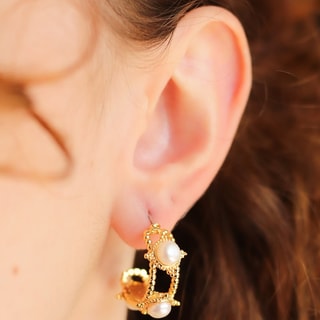 Brincos - Latão banhado a ouro e pérola