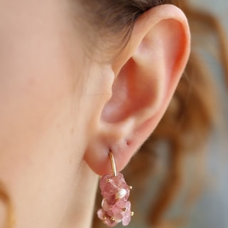 Brincos - Latão banhado a ouro, pérola e quartzo morango