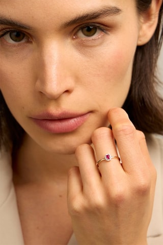 Anello - Oro giallo 18 kt, rubino e diamanti