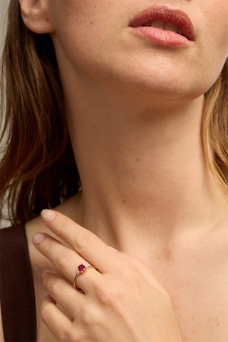 Anello - Oro giallo 18 kt, rubino e diamanti