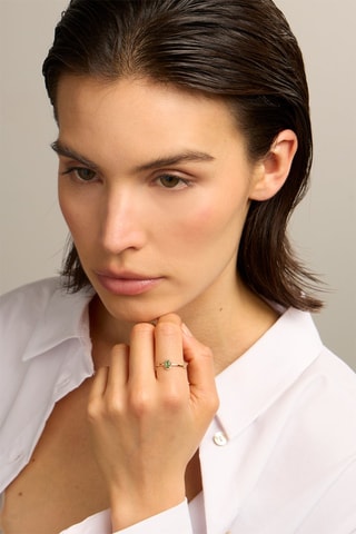 Anello - Oro giallo 18 kt, smeraldo e diamanti