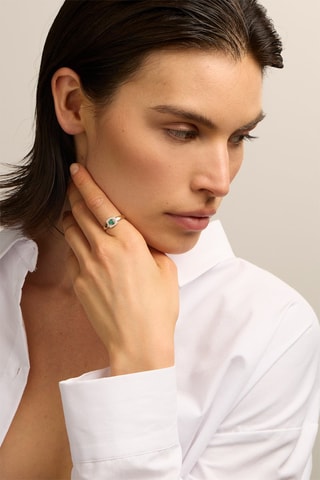 Anello - Oro giallo 18 kt, smeraldo e diamanti