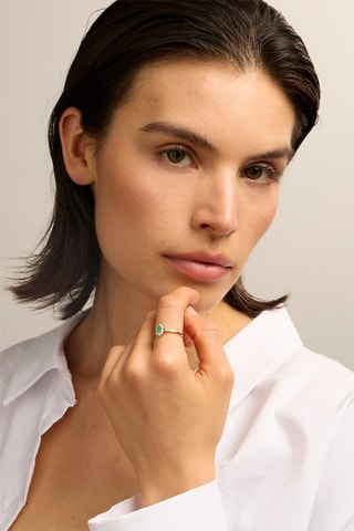 Anello - Oro giallo 18 kt, smeraldo e diamanti