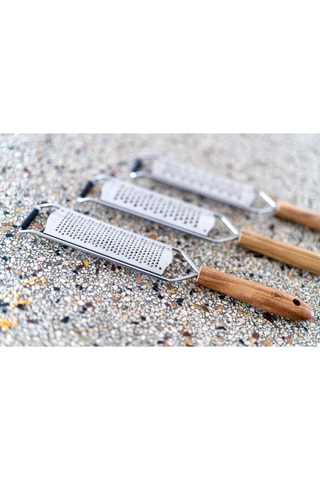 3 raladoras de cozinha em madeira e aço inoxidável