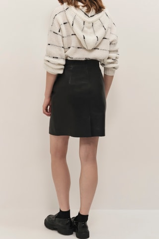 Saia direita em couro de cordeiro - Preto