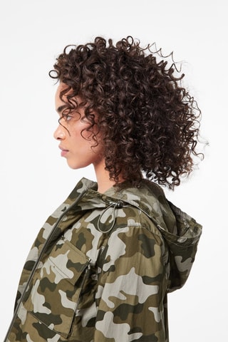 Chaqueta con capucha - Caqui