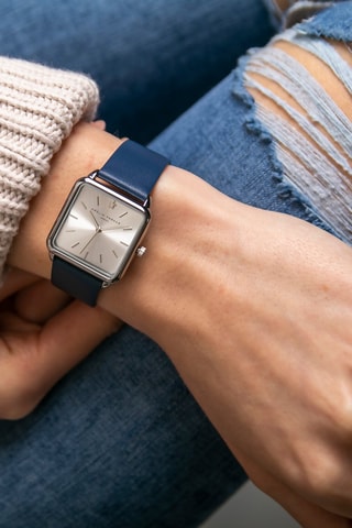 Coffret montre à quartz en métal et 2 bracelets en cuir et en acier