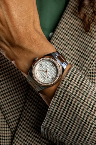 Reloj de cuarzo de acero y diamantes