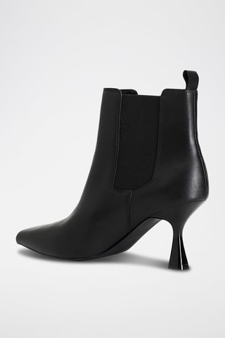 Botins Chelsea em couro 
Preto