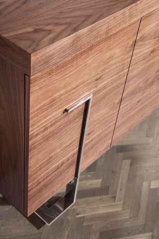 Aparador 3 portas 
Imitação de nogueira