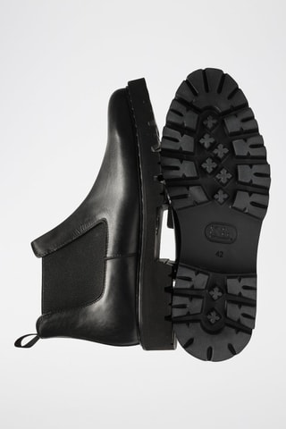 Botins Chelsea em couro 
Preto