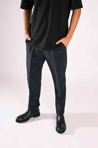 Botins Chelsea em couro 
Preto