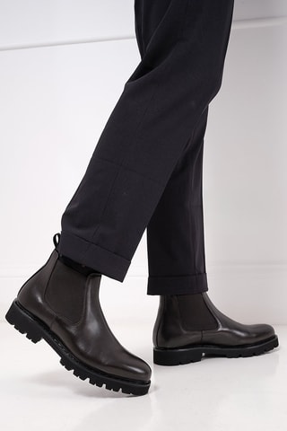 Botins Chelsea em couro 
Castanho-escuro