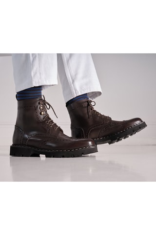 Botins em couro 
Castanho-escuro