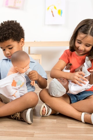 Roupas para boneca 
A partir dos 3 anos - Branco e bege