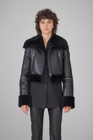 Casaco com capuz em pele de borrego - Preto