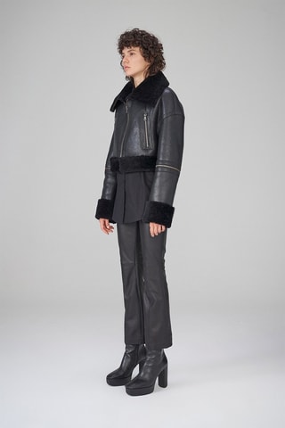 Casaco com capuz em pele de borrego - Preto