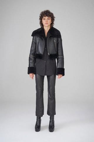 Casaco com capuz em pele de borrego - Preto