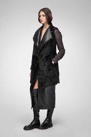 Casaco com capuz em pele de borrego - Preto