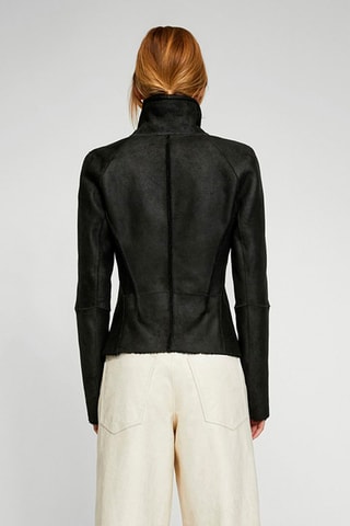 Casaco com capuz em pele de borrego - Preto