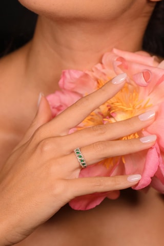 Anello Green Tarlac - Oro bianco, diamanti e smeraldi