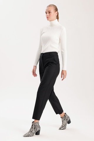 Calças estilo cenoura 7/8 cintura subida - Preto