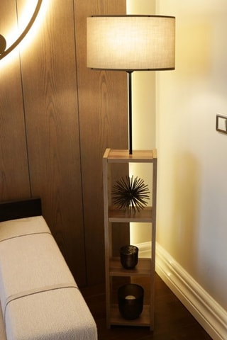 Lámpara de pie con estante de madera AYD-3150 - Natural y blanco
