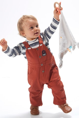 T-shirt e jardineiras Vermelho-tijolo - Branco, bege, vermelho e azul