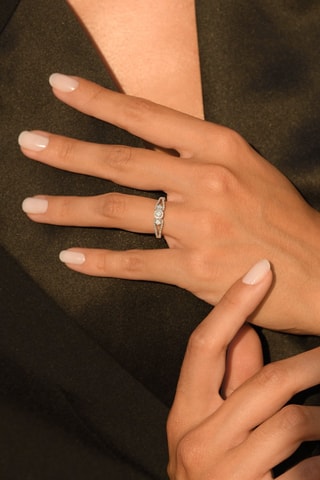 Anillo Amara - Oro blanco y diamantes