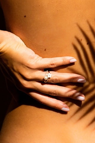 Anillo Fleur perlée - Oro amarillo, diamantes, perla de agua dulce y nácar