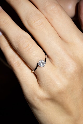 Anillo Solitaire Dot - Oro blanco y diamantes