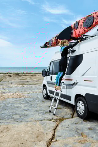 Suporte para kayak com sistema de elevação assistida