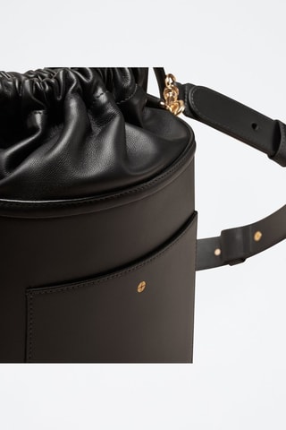 Borsa a secchiello in pelle Gwen  - Nero